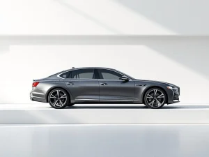 Luxe sedan in driekwart hoek met metallic lak en chromen accenten tegen witte achtergrond met geometrische schaduwen