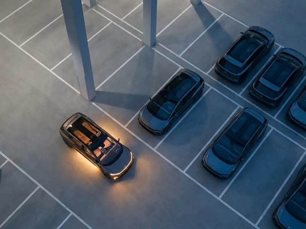 Autonome voertuig met sensoren geparkeerd in moderne bedrijfsvloot parkeergarage met geometrische witte lijnen