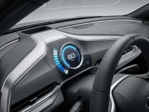 Elektrische auto dashboard met snelheidsmeter en gloeiende batterij-indicator in modern interieur met zilver en blauw