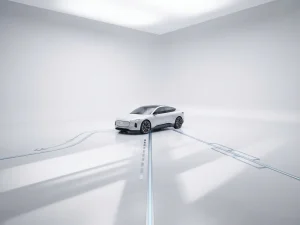 Witte elektrische auto in minimalistische studio met drie geometrische paden die verschillende leaseopties symboliseren