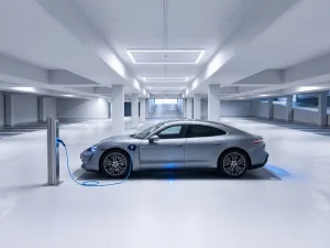 Elegante elektrische auto laadt op bij moderne laadpaal in minimalistische parkeergarage met witte betonnen oppervlakken