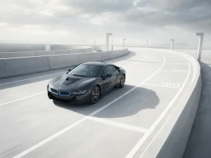 Elektrische auto op minimalistische testbaan met afstandsmarkeringen en geometrische weglijnen