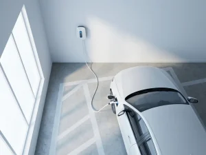 Witte elektrische auto aangesloten op wandlader in minimalistische garage met betonnen vloer en natuurlijk licht