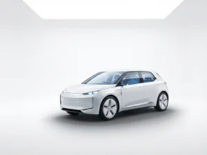Witte elektrische compacte auto op minimale witte achtergrond met zachte schaduwen en zilveren accenten