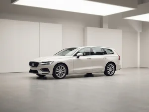 Witte elektrische stationwagen in moderne showroom met zichtbare oplaadpoort op betonnen vloer
