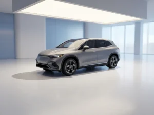 Elegante elektrische SUV op witte showroomvloer met zachte verlichting en minimalistische compositie