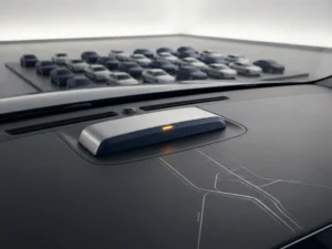GPS-tracker op autodashboard met subtiele routelijnen, miniatuurvloot op achtergrond in navy en zilver.