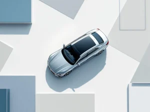 Luxe zilverkleurige tweedehands sedan van bovenaf op witte achtergrond met geometrische vormen in blauw en grijs