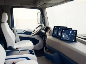 Lege vrachtwagenstoel en stuurwiel met vlootbeheertablets op dashboard in witte Volkswagen cabine