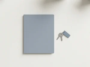 Georganiseerde vlootcontractmap op modern bureau naast autosleutels, strak minimalistische compositie in warmwit en leisteenblauw.