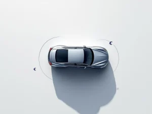 Zilverkleurige zakenauto van bovenaf met navy blauwe cirkels en euro symbolen op witte achtergrond