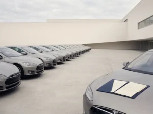 Rij geparkeerde bedrijfsauto's naast een auto met leasecontracten op de motorkap, minimalistische compositie in zilver en wit.