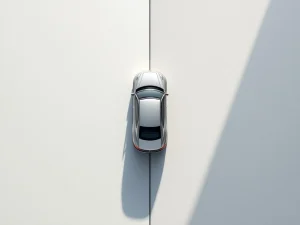 Zilverkleurige zakenauto op de scheidslijn tussen privé- en zakelijk gebied, bovenaanzicht met geometrische schaduwen